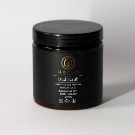 The scrub has smoothing, hydrating and whitening properties. Helps exfoliate dead cells and impurities leaving the skin smooth with radiant glow. Rich in active ingredients such as Ascorbic acid.