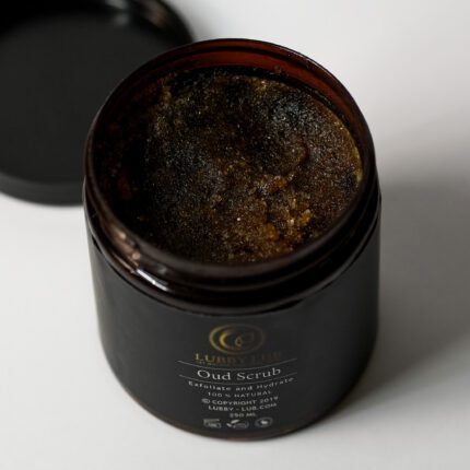 The scrub has smoothing, hydrating and whitening properties. Helps exfoliate dead cells and impurities leaving the skin smooth with radiant glow. Rich in active ingredients such as Ascorbic acid.